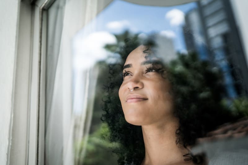 jovem mulher com pensamento positivo