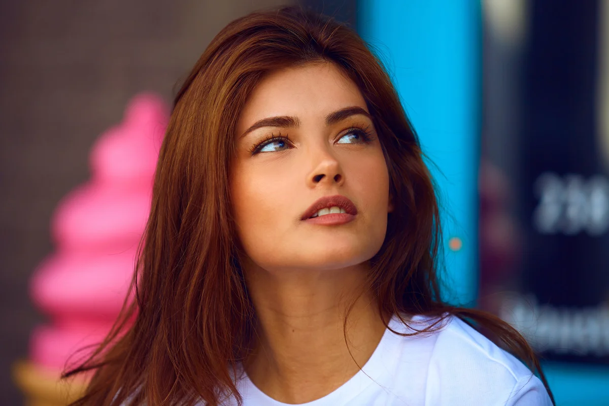 Mulher ruiva mostrando o resultado de seu procedimento de mentoplastia redutora