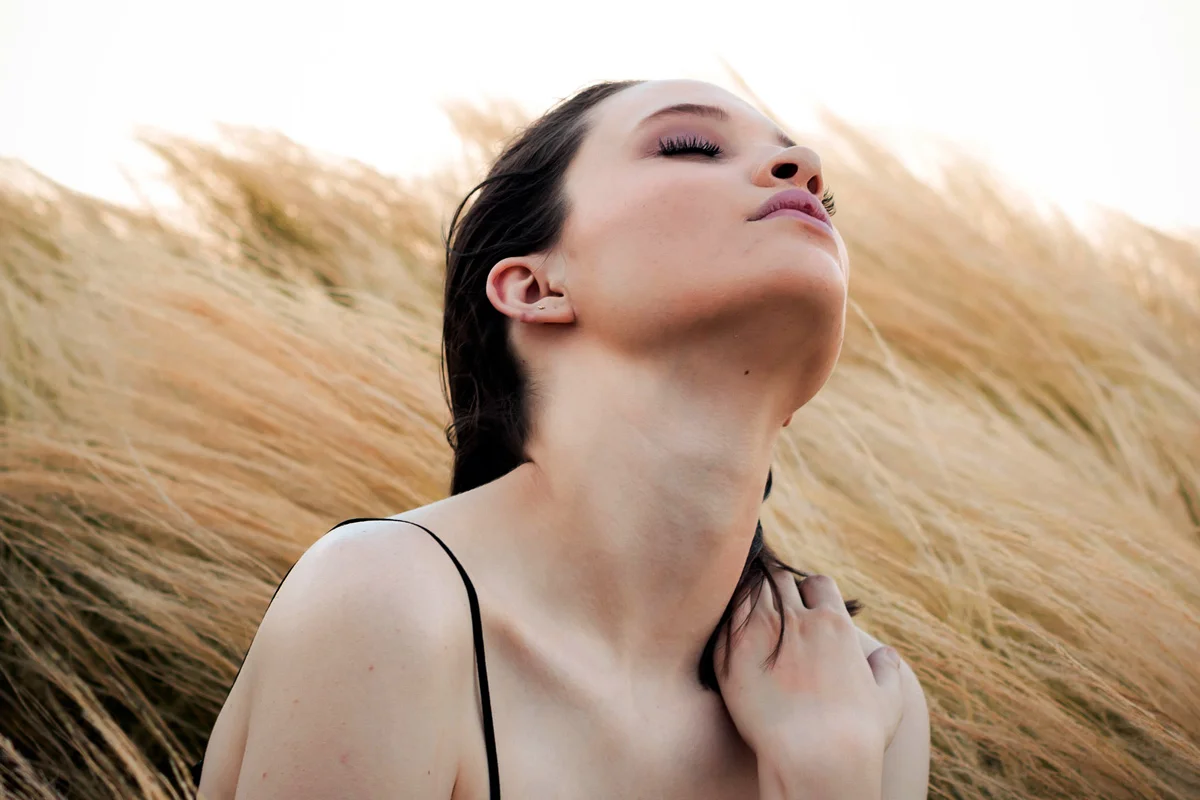 paciente orgulhosa depois de realizar sua cirurgia para diminuir o queixo