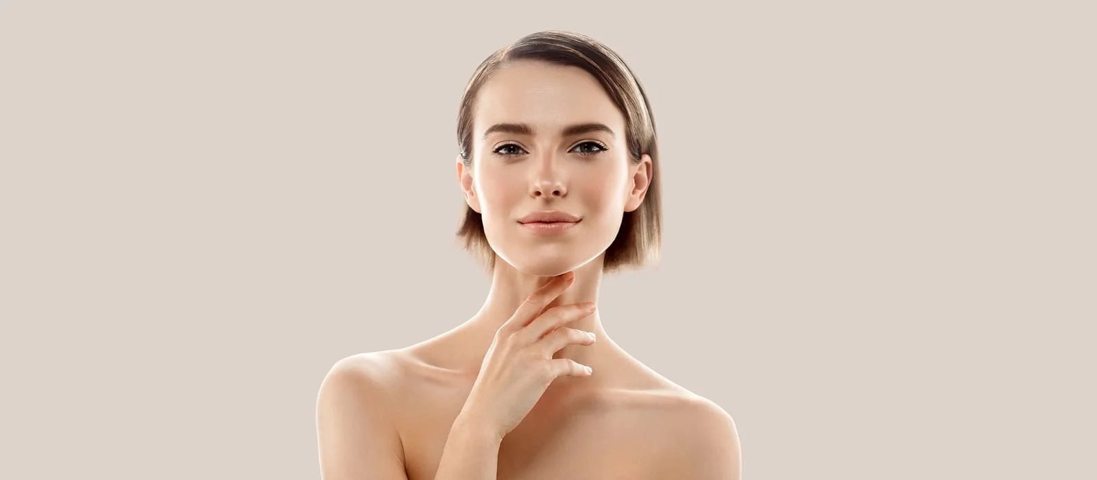 Paciente mostrando como é feito o peeling facial