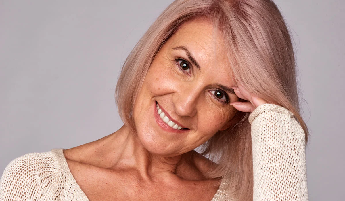 Mulher feliz após o tratamento de peeling no rosto