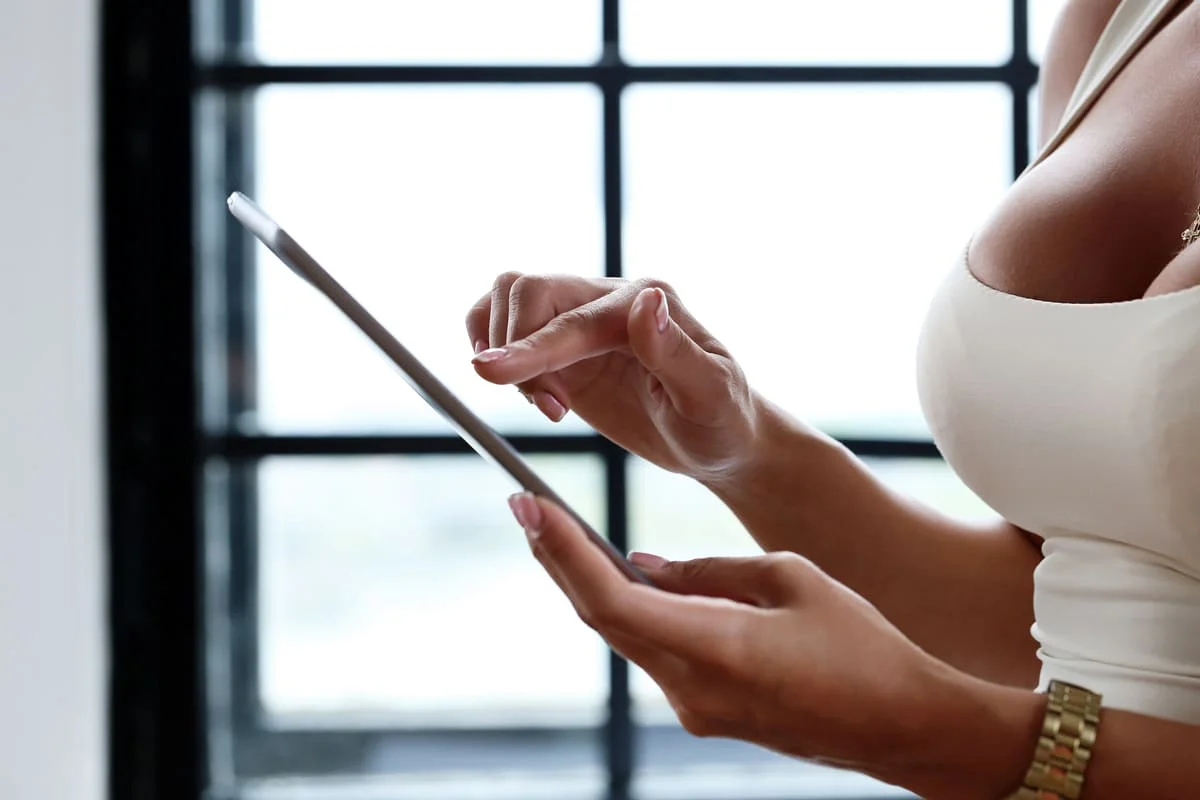 Mulher em recuperação após a mamoplastia redutora