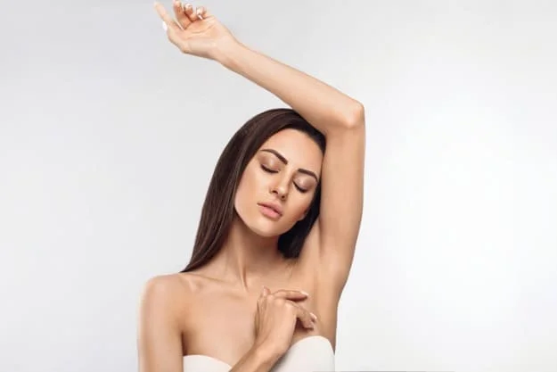 paciente mostrando antes e depois da braquioplastia ou cirugia plástica de braço