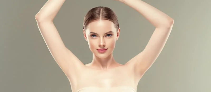 Paciente mostrando o que é braquioplastia ou lifting de braços