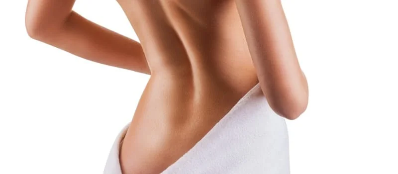 paciente mostrando os resultados da torsoplastia antes e depois