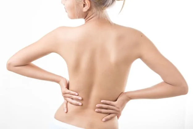 paciente mostrando a cicatriz da torsoplastia pós procedimento cirúrgico