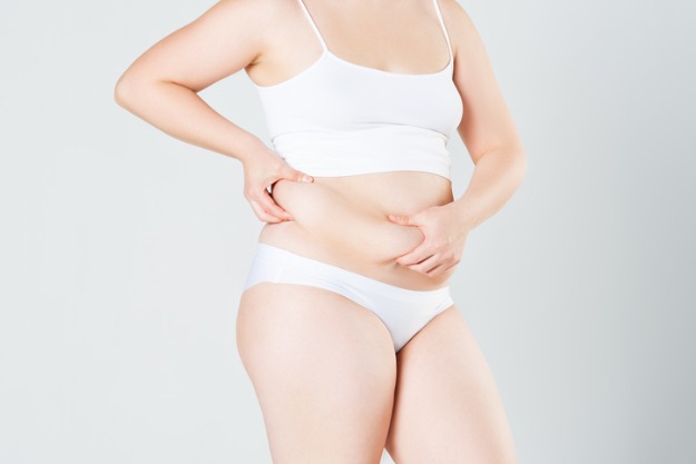 mulher com excesso de pele candidata à cirurgia pós bariátrica