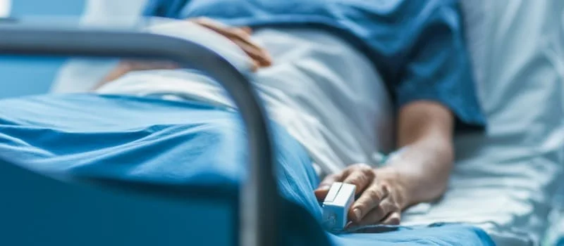 paciente deitado em leito para realizar a cirurgia de feridas complexas