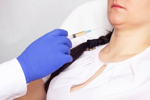 medico verificando papada