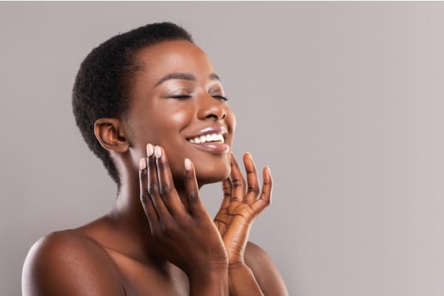 modelo posando com a mão no rosto