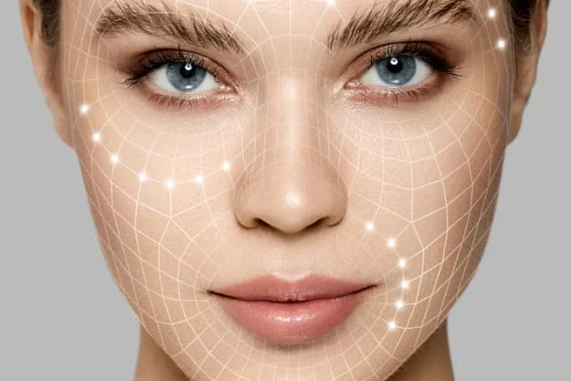 Rosto feminino com próteses faciais