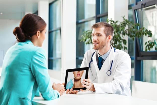 mulher consultando um cirurgião plástico