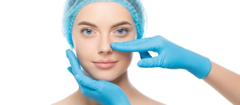 Paciente recebendo os preparatórios do procedimento de rinoplastia