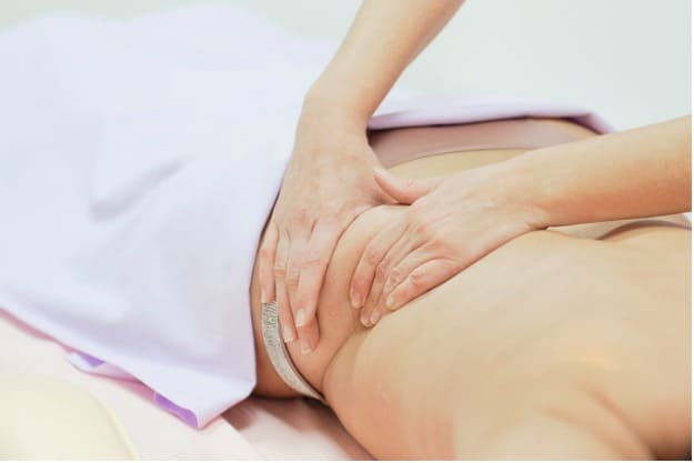 mulher realizando drenagem linfática