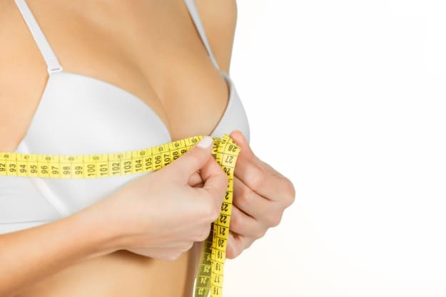 mulher após mastopexia com prótese