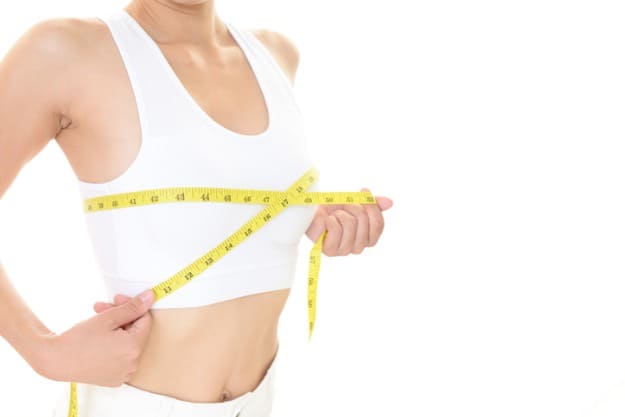 mulher com resultados esperados da mastopexia