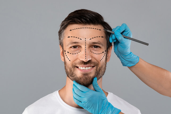 homem que vai combinar diferentes procedimentos ao facelifting