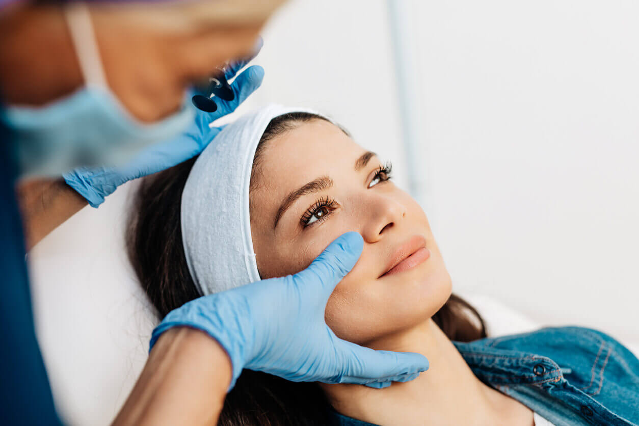 Paciente realiza procedimento estético para destacar os benefícios do preenchimento facial no contorno e na firmeza da pele