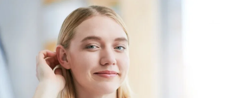 Menina mostrando os resultados antes e depois da otoplastia