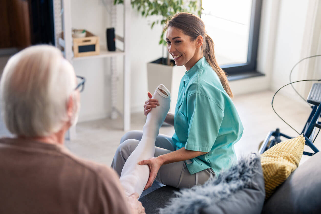 Profissional de saúde realizando avaliação nas pernas de paciente durante atendimento clínico relacionado ao lipedema em homens, com foco em diagnóstico e tratamento.