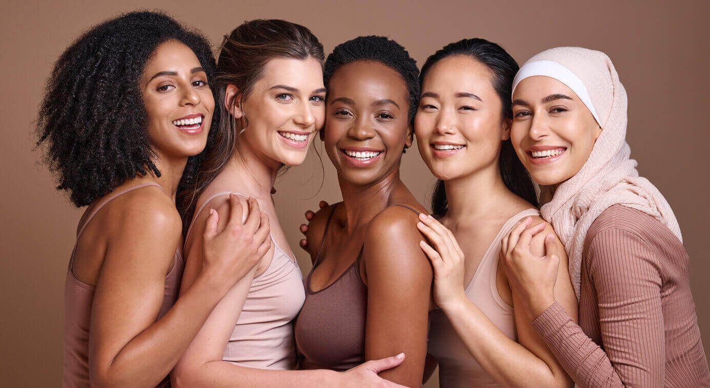 Mulheres de diferentes idades e etnias sorrindo juntas, representando resultados naturais do procedimento deep plane e a individualidade no rejuvenescimento facial.