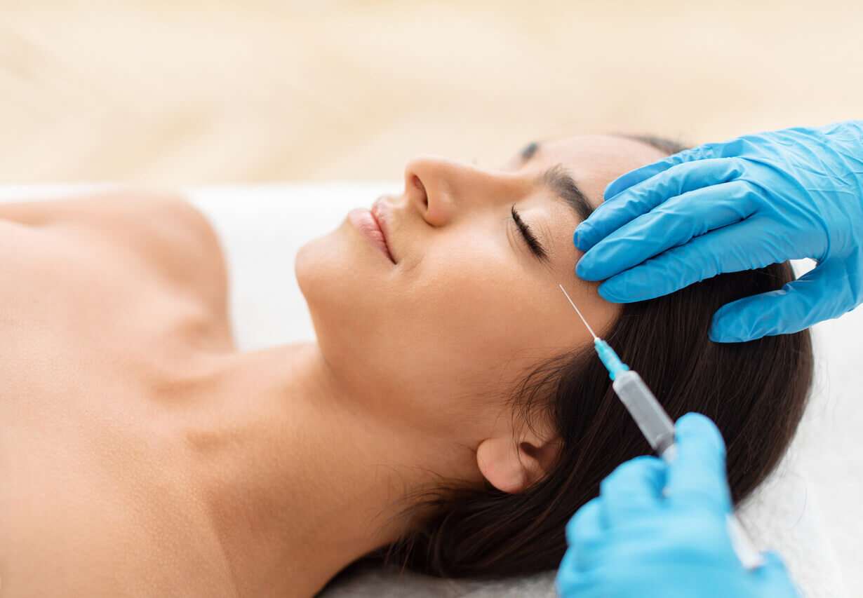 Aplicação de botox para paralisia facial na região da testa para auxiliar na simetria e no controle muscular após sequelas.