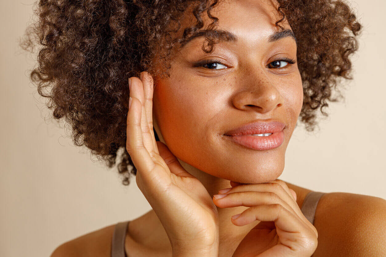 Resultado de lifting facial com pele mais firme, contornos definidos e aparência rejuvenescida