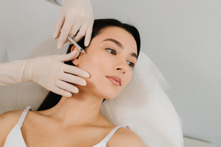 Aplicação de toxina botulínica no rosto para suavizar linhas de expressão e manter um resultado natural