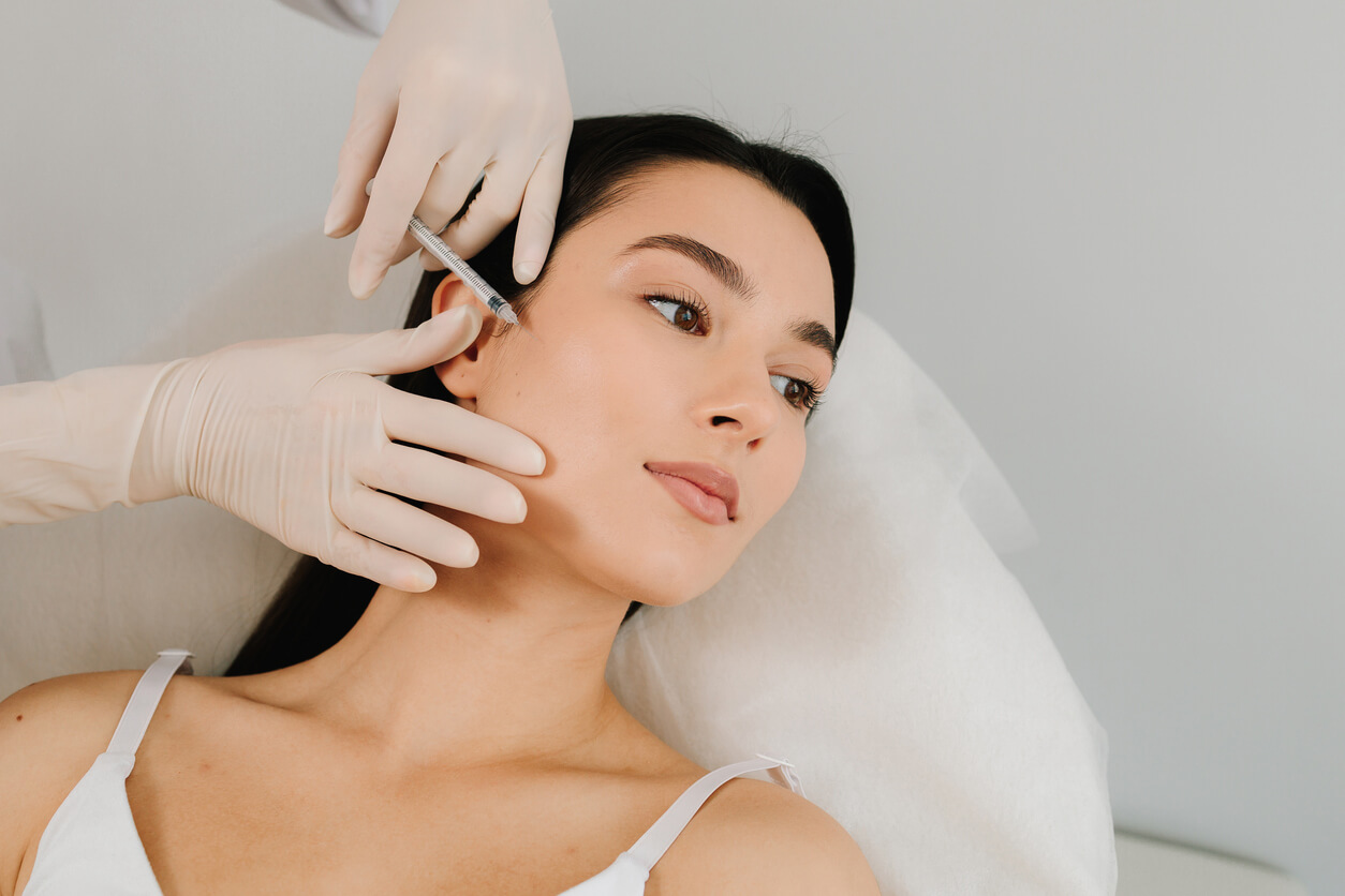 Aplicação de toxina botulínica no rosto para suavizar linhas de expressão e manter um resultado natural