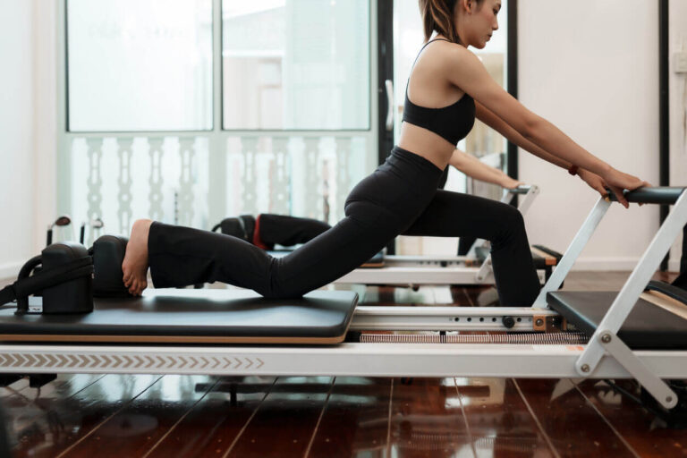 lipedema e pilates em exercício no reformer para fortalecimento e mobilidade
