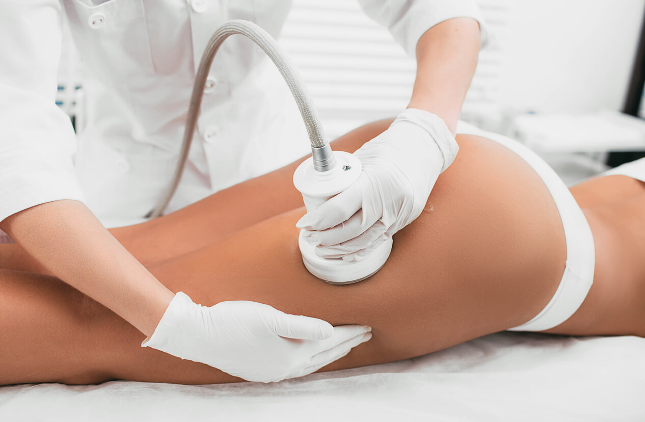 Profissional realizando tratamento corporal na perna de paciente, representando cuidados associados à drenagem para lipedema.