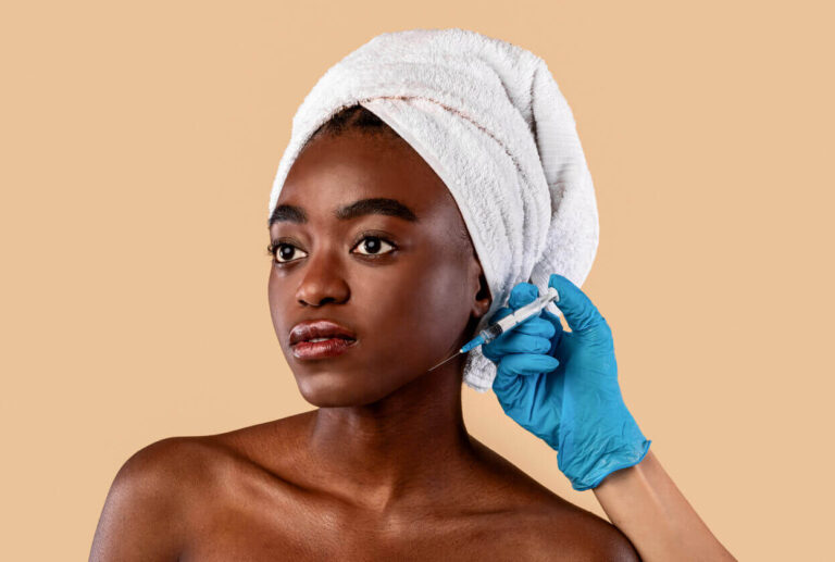 Mulher se preparando para realizar um procedimento estético facial com aplicação próxima ao rosto