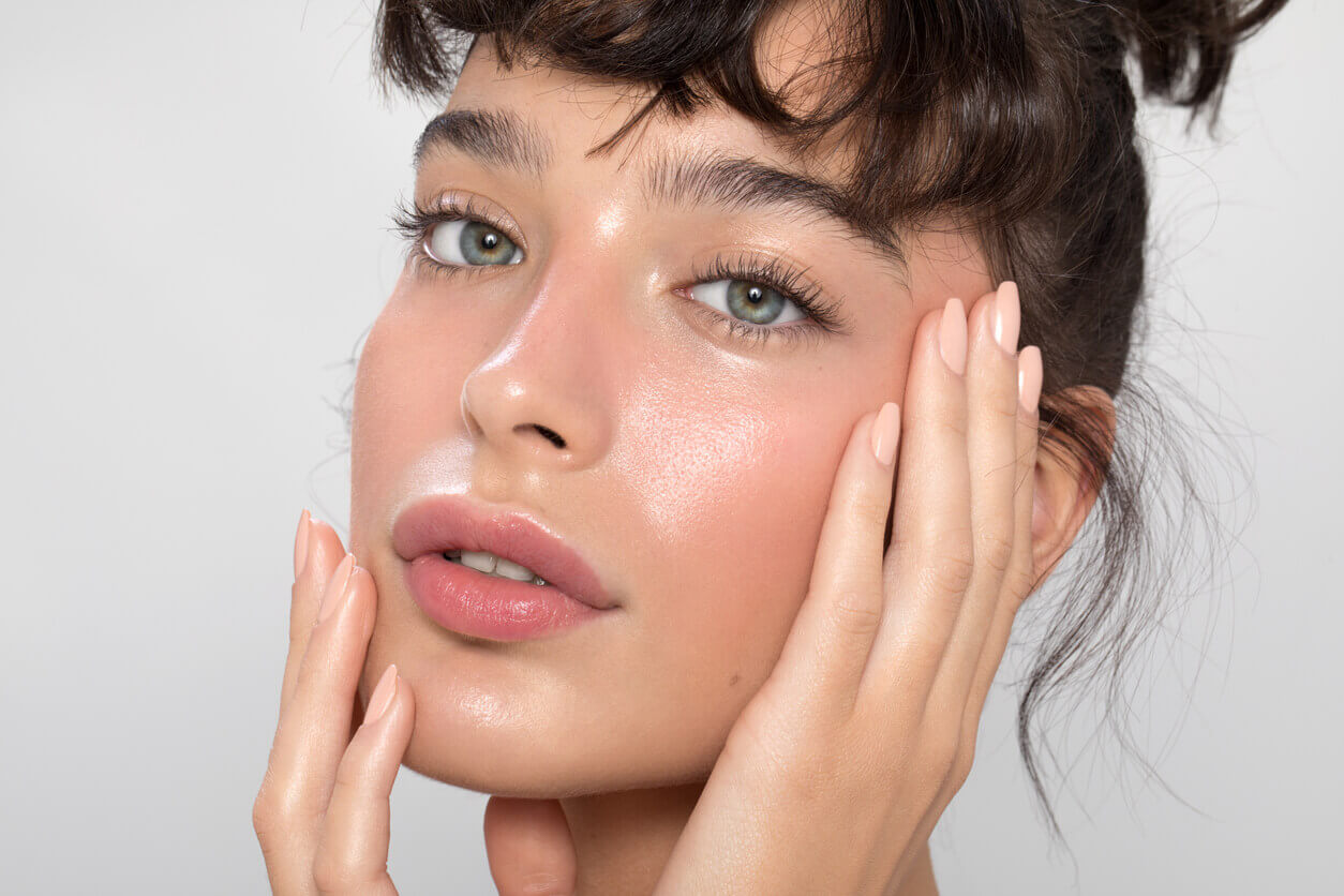 Mulher com pele facial em destaque, representando cuidados após lifting facial durante o período de recuperação.
