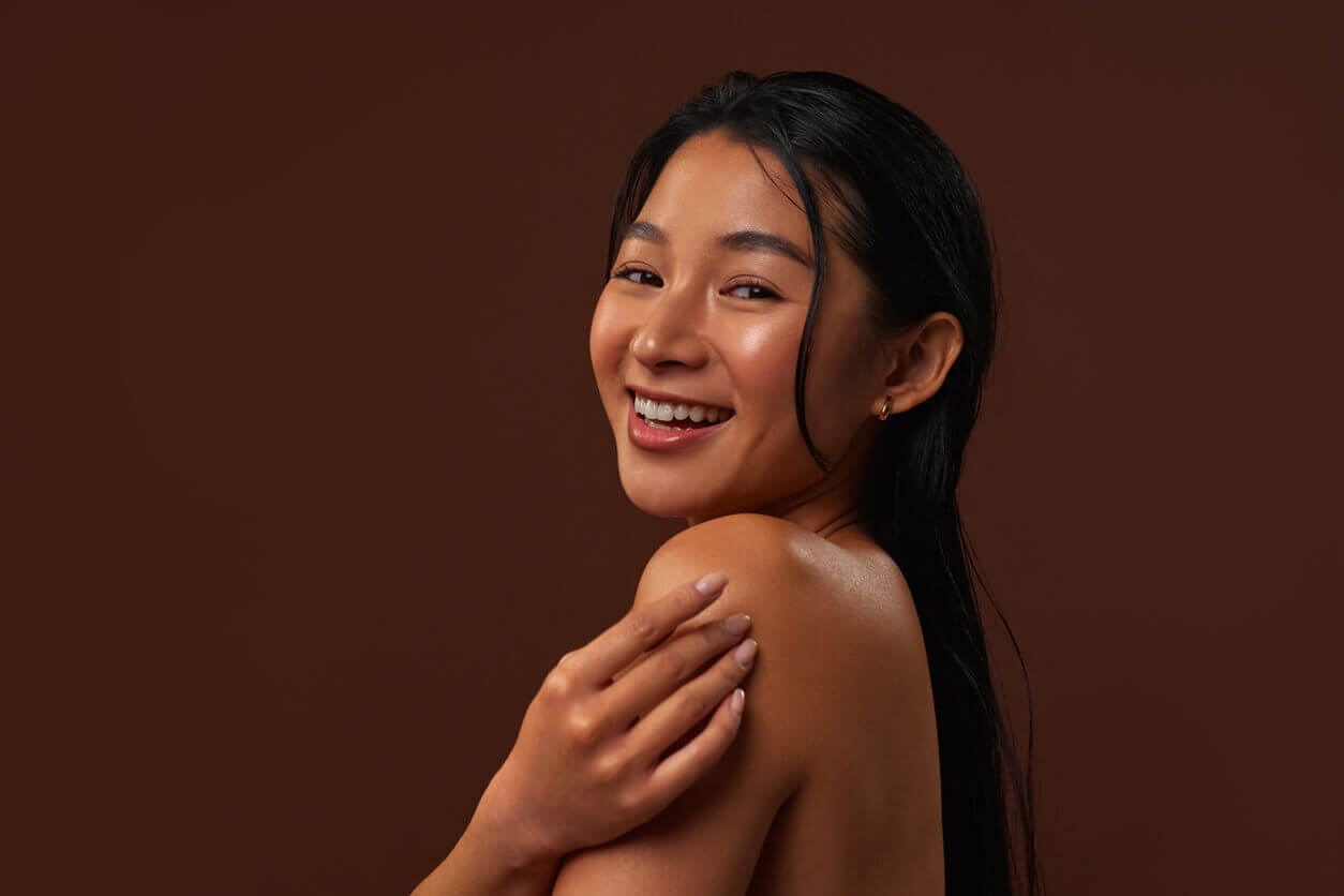 Mulher sorrindo com destaque para o rosto, ilustrando conteúdo sobre ritidoplastia após mudanças faciais causadas pelo emagrecimento.