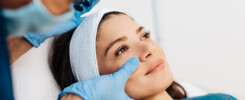 Paciente realiza procedimento estético para destacar os benefícios do preenchimento facial no contorno e na firmeza da pele