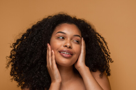 Mulher com pele firme e uniforme, resultado associado ao uso de bioestimulador de colágeno para melhora da qualidade da pele