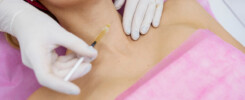 plicação de botox no pescoço e colo feita por profissional com luvas, durante procedimento estético em clínica.