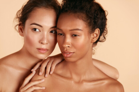 Duas mulheres com pele iluminada em close no rosto, representando áreas faciais relacionadas ao procedimento deep plane.