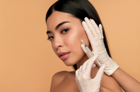 Profissional realizando marcações com seringa na face de uma paciente antes de procedimentos estéticos, etapa comum na preparação para técnicas como o deep plane.