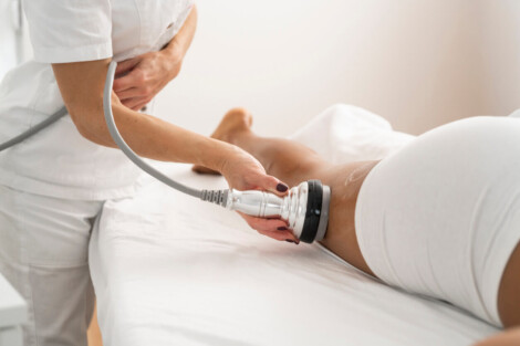 Profissional realizando lipoaspiração para lipedema em paciente, com equipamento específico voltado ao tratamento das pernas