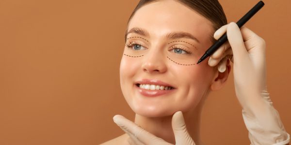 Mulher em avaliação para realizar o deep plane facelift